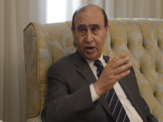 مميش يوضح حقيقة تعطل الملاحة في قناة السويس إثر جنوح سفينة بنميّة